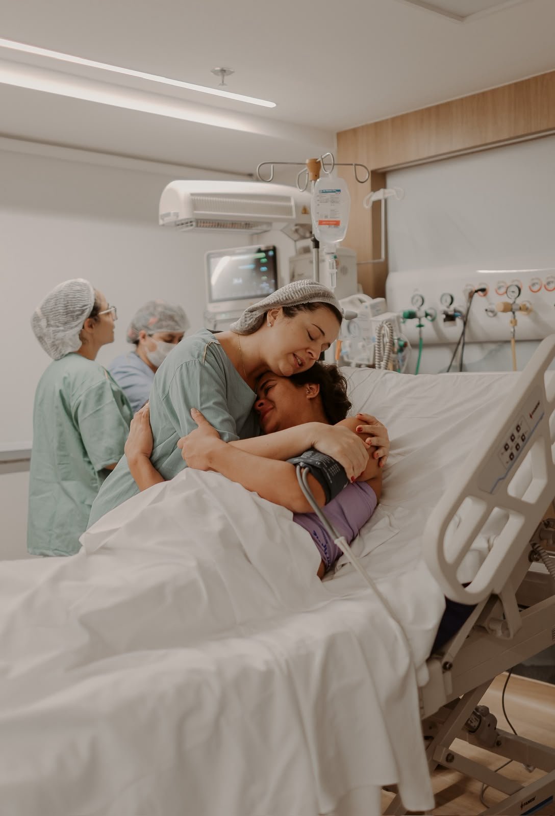 Abraço entre mãe e acompanhante